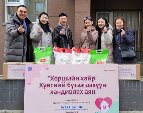 Бурханы сүм Баянгол дүүргийн зорилтот бүлгийн өрхүүдэд  хүнсний багц хандивлалаа